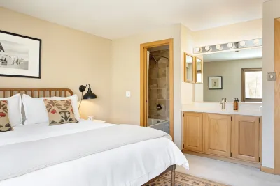Cloud 9 by AvantStay Located at the Base of Vail Ski Resort w Community Pool Hot Tub