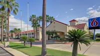 Motel 6 Edinburg, TX Hotel berhampiran Walgreens