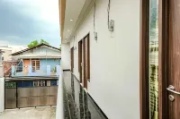 Rudi Rooms Near Stasiun Cikarang Mitra RedDoorz Hotels in Bekasi Regency