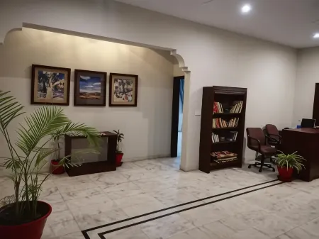 Hotel Island Clifton Отели рядом с достопримечательностью «Мавзолей Джинны»