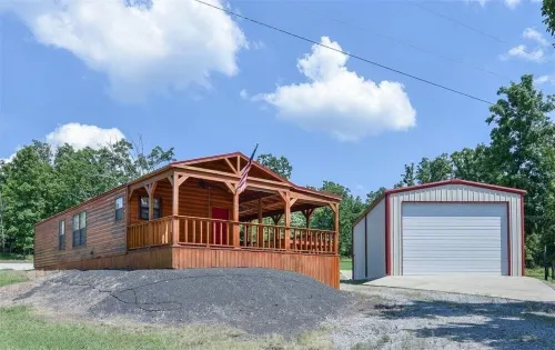 Chicken Creek Cabin, 1 mile from Chicken Creek Boat Ramp.