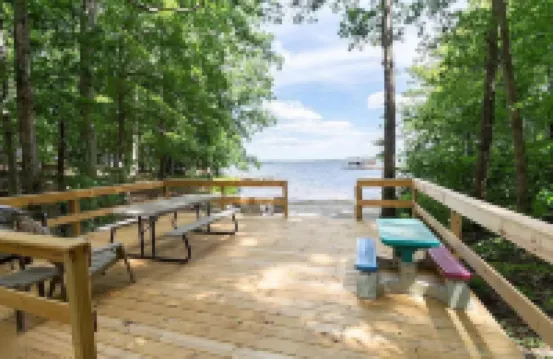 Lakefront 5 bedroom pet-friendly home on Lake Anna w/ game room, hot tub & beach