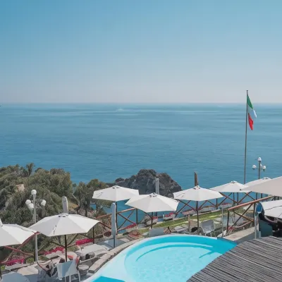 Hotel Porto Roca Отели рядом с достопримечательностью «Пляж Старого города Монтероссо»