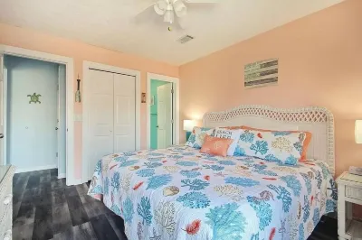 Lovely 2 Bedroom Condo Steps From The Ocean