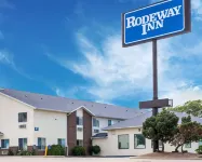 Rodeway Inn Hotel dekat Islamic Center of Cedar Rapids