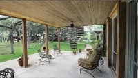 Live Oaks Bed and Breakfast Отели в г. Ювалде