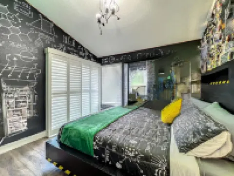 Amenity Paradise! Theater, Game-room, Mini Golf, Outdoor Bowling & Hot Tub!