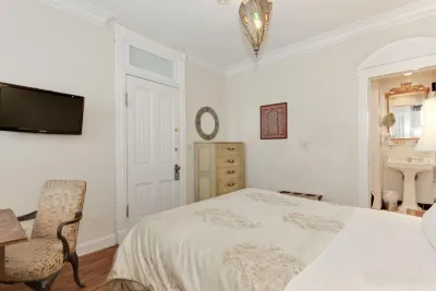Tasteful Historic Victorian Retreat in DuPont Circle - Charming Cozy Suite 성녀 소피아 그리스 정교회 대성당 주변 호텔