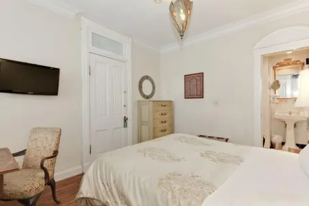 Tasteful Historic Victorian Retreat in DuPont Circle - Charming Cozy Suite Отели рядом с достопримечательностью «Saint Sophia Cathedral»