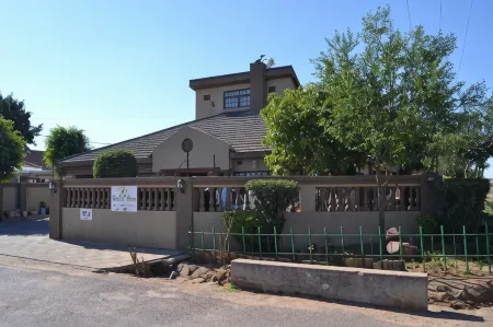 Triple Palms Bed and Breakfast Отели рядом с Аэропорт Габороне