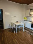 3-zimmer-wohnung mit Voll Ausgestatteter Küche, Zentral Gelegen, Nahe Bahnhof