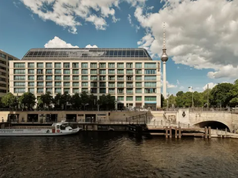 Radisson Collection Hotel, Berlin Отели рядом с достопримечательностью «Берлинский кафедральный собор»
