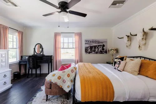 Remodeled 1920s Bungalow and Retro Casita, Hammock