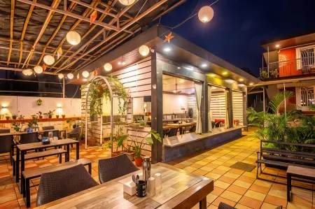 Flora Ecostay Resort and Spa Lonavala Отели рядом с достопримечательностью «Карла Кейвс»