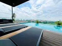 BLUE SKY NOI BAI HOTEL & POOL - สระว่ายน้ำแบบอินฟินิตี้