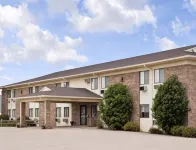 Super 8 by Wyndham Milbank SD Hotels in Ortonville Township