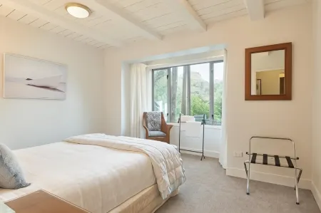 Akaroa Village Inn Отели в г. Такамачуа