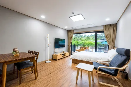 Jeju One Pine Tree Pension Отели рядом с достопримечательностью «Dolgeobugi Suseok Bakmulkwan»