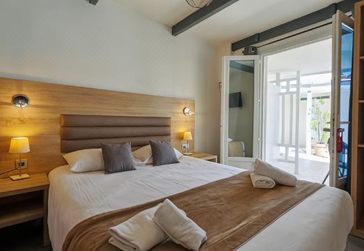 Hotel & Restaurant Perla Riviera - Housity