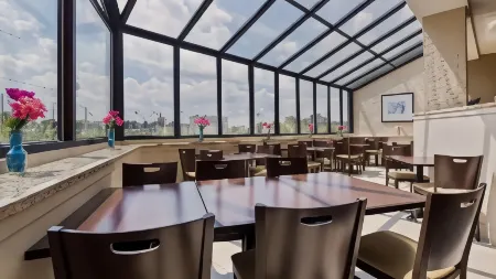 Best Western London Airport Inn  Suites Отели рядом с достопримечательностью «Principles Design Studio Inc»