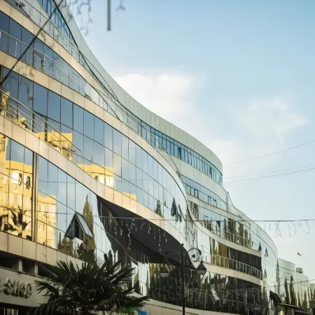 СЛ Лакшери (б. Санлайн Лакшери) Отели рядом с достопримечательностью «Набережная с табличками "новая волна"»