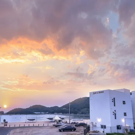Namhae Sun and Moon Pension Отели рядом с достопримечательностью «Храм Пориам»