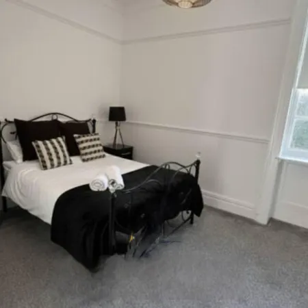 Room 6 -  Manor Park Country House, Wales Отели в г. Клайдч