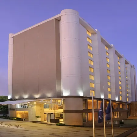 Four Points by Sheraton Ahmedabad Отели рядом с достопримечательностью «Мечеть Sidi Bashir»