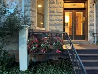 The Wrigleyville VIP- Luxury unit, a block from Wrigley Field, Cubs Fan Favorite - 방갈로