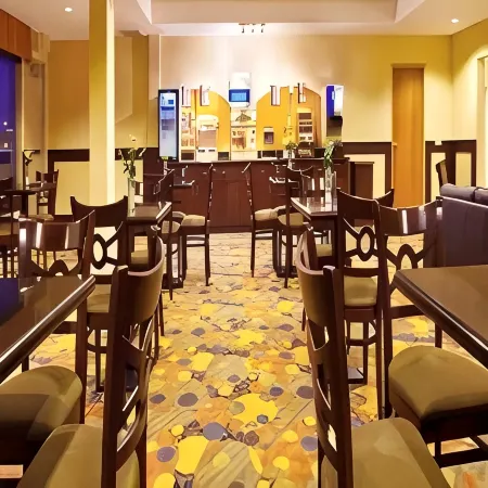 Holiday Inn Express & Suites CHICAGO NORTH-WAUKEGAN-GURNEE by IHG