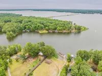 Beautiful lake front cottage, deep water lot with covered dock and amenities. - 4-Star