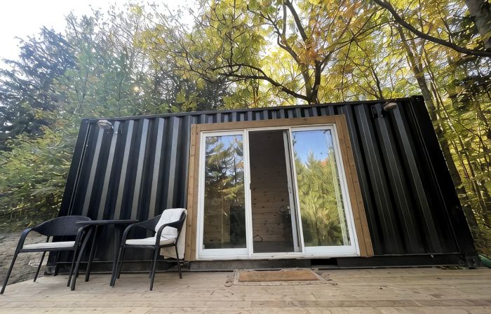 Cozy tiny home, immersed in the forest, overlooking the pond!