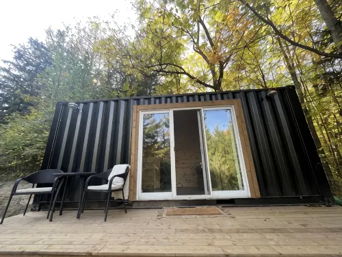 Cozy tiny home, immersed in the forest, overlooking the pond!