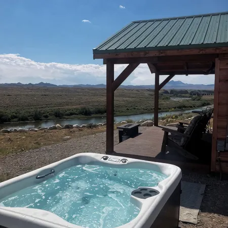 Elegant and peaceful cabin on the Clark's Fork of the Yellowstone river!