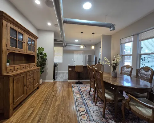 Luxe Loft vibe –4BR/3BA Apt– King Suite-11 minutes from downtown-Families-Groups Hotels near Bronzeville Children's Museum