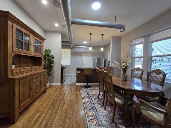 Luxe Loft vibe –4BR/3BA Apt– King Suite-11 minutes from downtown-Families-Groups