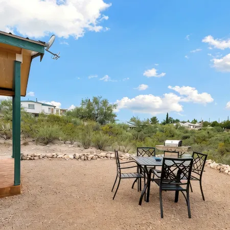 Comfy West Cabin nestled in Tombstone's Historic District! Pet Friendly!