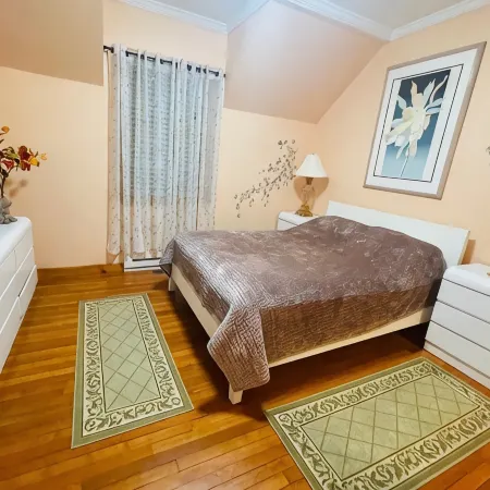 Charming 1-bedroom apartment in Carmel with WiFi, AC