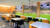 Square Circle Hotel（ ZhangHang Road store）