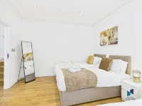 Modern 4 Bedroom Spacious House with Garden and Free Parking