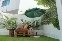 Modern 3-bedroom townhome with a pool, AC and Wi-Fi in vibrant East Legon - บังกะโล