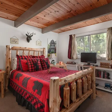 Blue Lake Springs Cabin Near Lake: Hot Tub, Fire Pit, Outdoor Shower, Pets, BBQ Hotels in Arnold