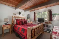 Blue Lake Springs Cabin Near Lake: Hot Tub, Fire Pit, Outdoor Shower, Pets, BBQ