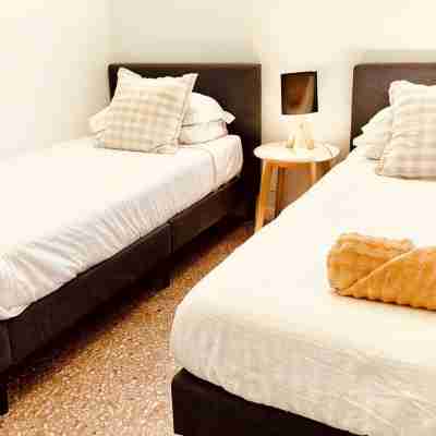 Cosy 2 bedroom cottage in quiet area close to shops and restaurants Rooms