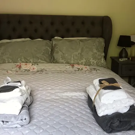 Relaxing couples getaway with hot tub Отели в г. Конгльтон