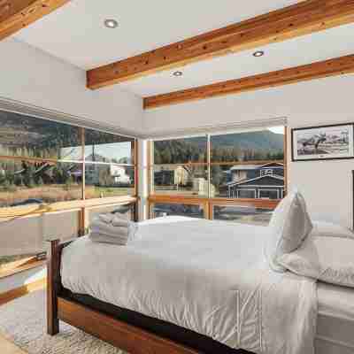 Alaska Slopes | Hot Tub, Gym & Guest House Rooms