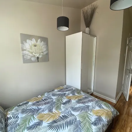 Private room and bathroom with own entrance near Warwick town ctr