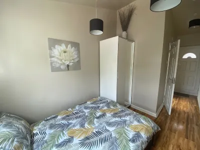 Private room and bathroom with own entrance near Warwick town ctr Hotels in 