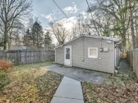 Fenced.Private Bungalow-CLE & BW.Dog Friendly! Hotels in Berea