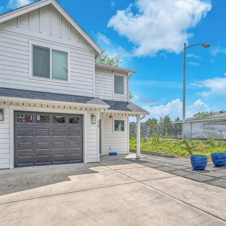 Seaside Riverfront Escape • HotTub • Walk to Beach